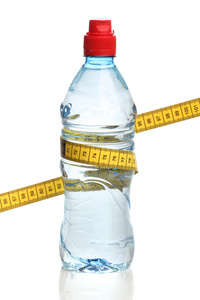 瓶用水和孤立的卷尺
