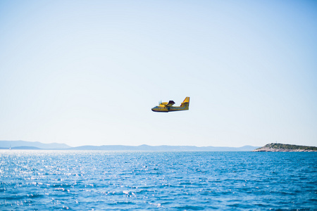 小飞机飞越海洋照片