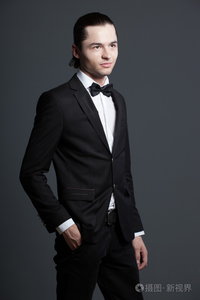 时尚典雅黑色西装的男人