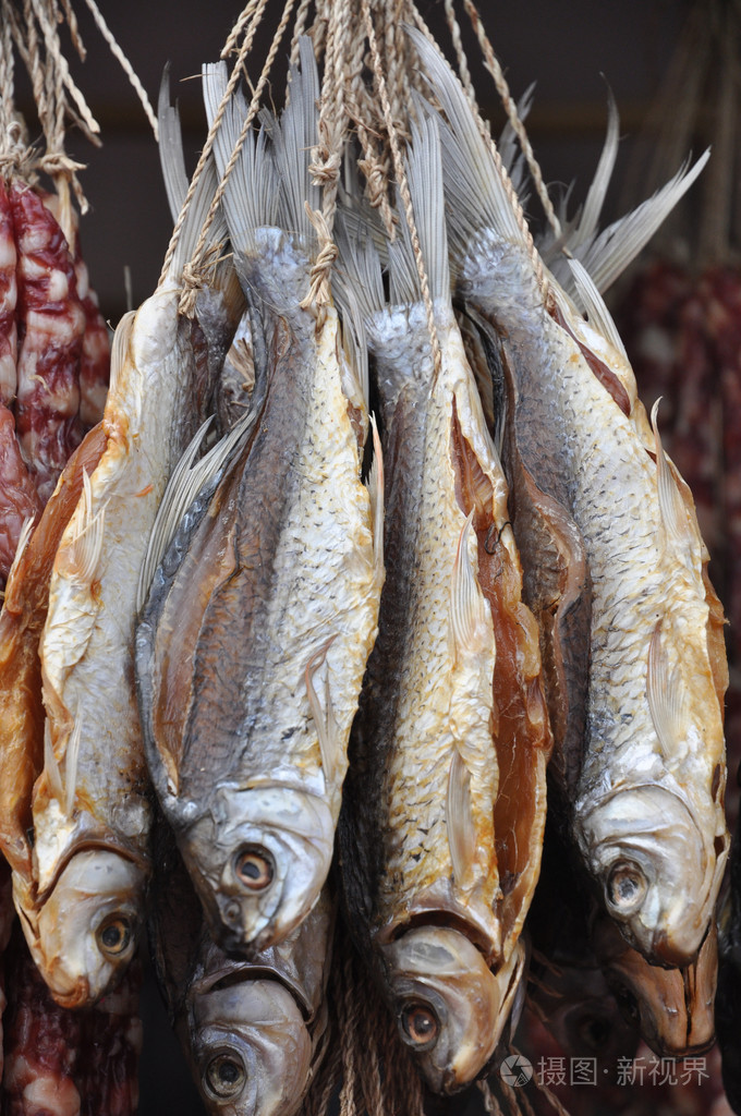 虱目鱼是被挂在干燥过程中