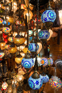 多彩土耳其灯笼出售在土耳其伊斯坦布尔的大市集