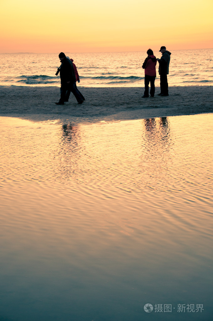 游客在沙滩上散步