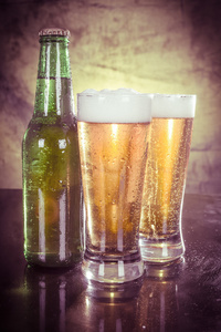 杯啤酒用绿色的瓶子颜色处理