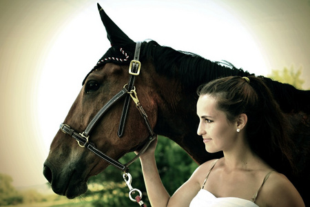 美丽的女人和马
