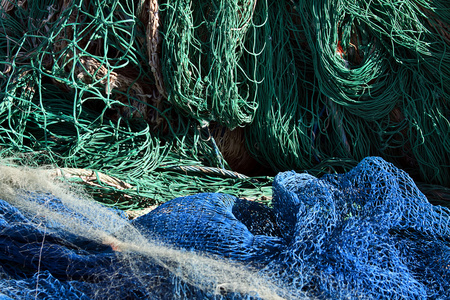 蓝色和绿色的捕鱼网的端口