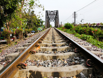 在 bangkoknoi talingchan 泰国的铁路桥梁。它就在附近 t