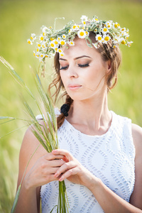 与野生 flowers.beautiful 女人享受雏菊字段的花圈花环上美丽的金发女孩金色小麦 field.portrait 年