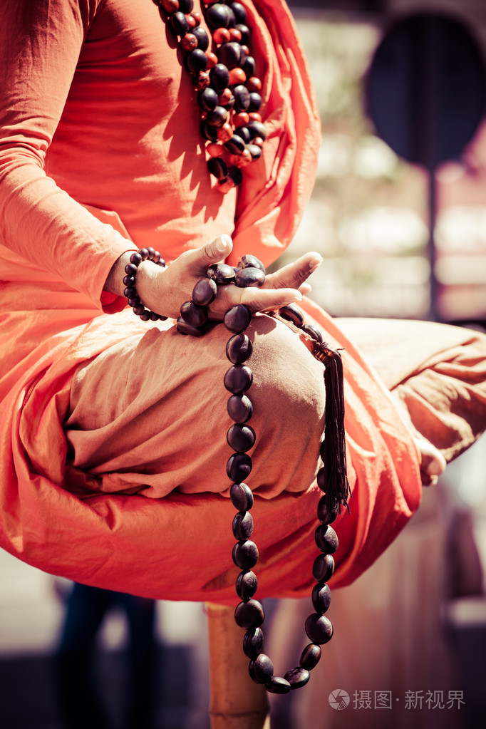 佛教和尚手细节在祈祷的和尚