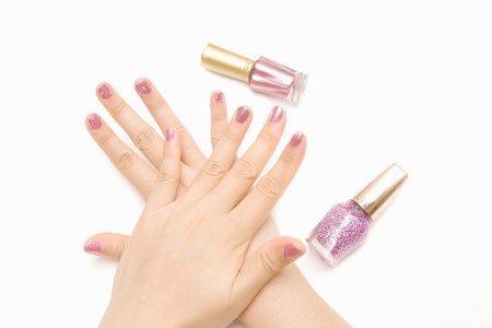 修指甲美丽修剪与粉红色指甲 poli 女人的指甲