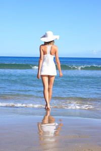 站在海滩上的年轻女子