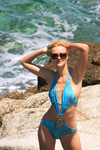 放松在希腊海滩上的美女模特