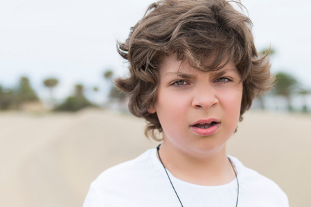 那个绿眼睛的男孩照片