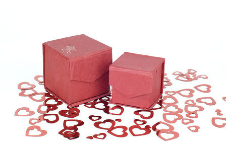 两个红色礼品盒
