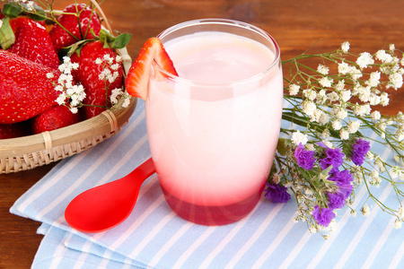 美味的草莓酸奶在玻璃上木表特写