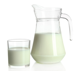美味牛奶在水罐和一杯牛奶被隔绝在白色