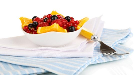 有用的水果沙拉的新鲜水果和浆果在碗上白色隔离