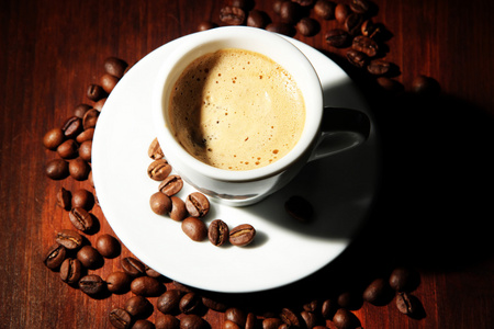 杯咖啡，咖啡豆木制背景上