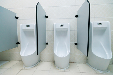 小便小便观点树在公共厕所的小便池照片