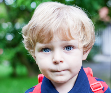 去幼儿园的路上蹒跚学步的小男孩