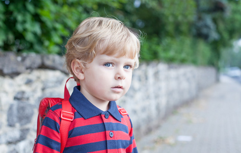 去幼儿园的路上蹒跚学步的小男孩