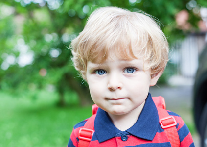 去幼儿园的路上蹒跚学步的小男孩