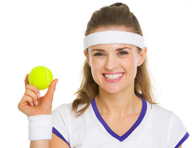 快乐女网球运动员显示网球球