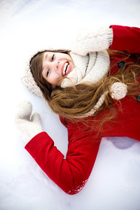 年轻女子躺在雪中