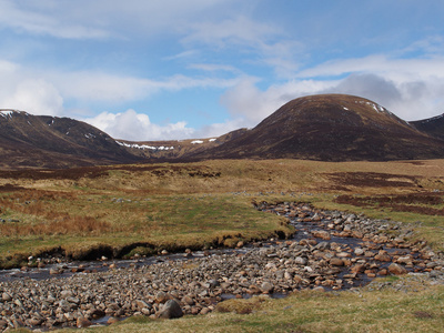 floden calder, glen banchor, Skottland highlands under vren