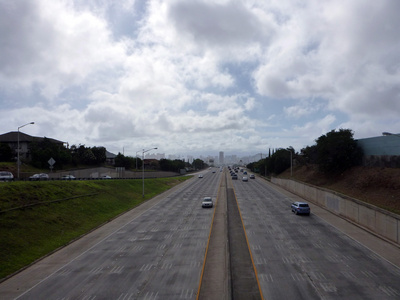 汽车沿着 kaimuki h 1 公路