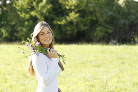 有吸引力的女人喜欢夏天户外