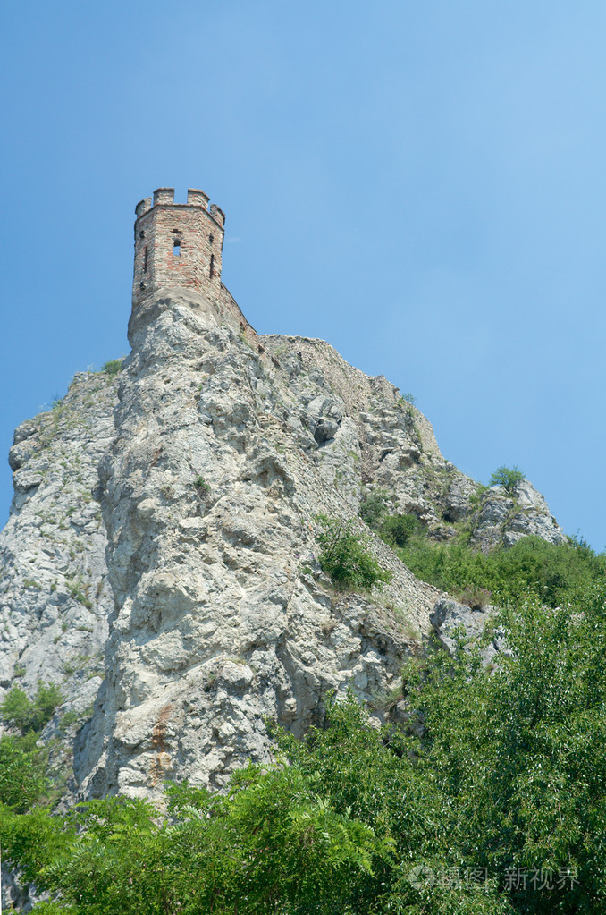 天空背景上的塔。devin 城堡。拉迪斯拉发斯洛伐克