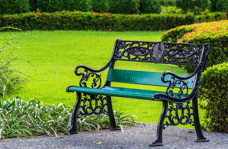 在公园的绿色草坪背景绿色长椅