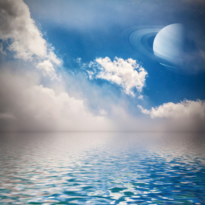 天空与恒星和行星反映在水中图片