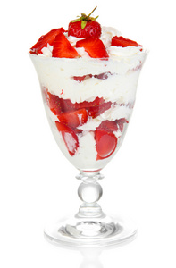天然酸奶配上白色隔离的新鲜草莓