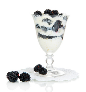 天然酸奶配新鲜的黑莓上白色隔离