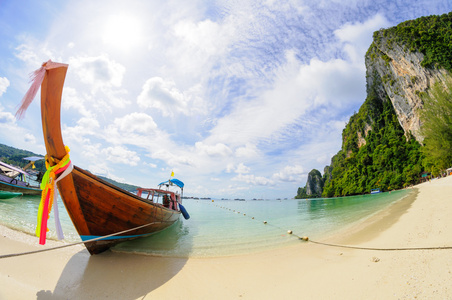 热带海滩，传统的长尾船，波达湾泰国