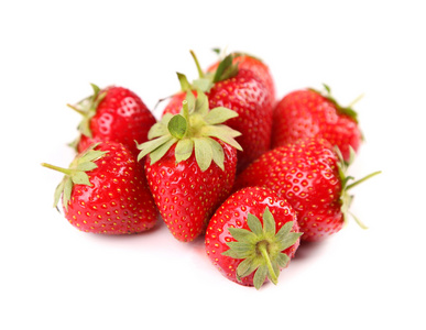 新鲜红成熟的草莓上白色隔离