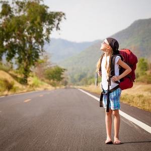 幸福的家庭走在路上i图片