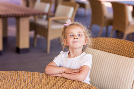 可爱的小女孩在一家餐馆中的表