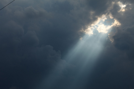 风雨如磐天空与戏剧性的阳光