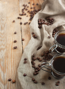 杯咖啡和咖啡豆。选择性焦点