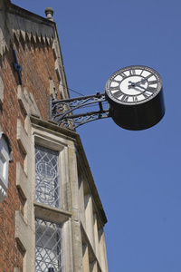 在建筑上的古董时钟。古砖壁