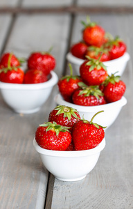 在白色的陶瓷碗新鲜成熟的草莓