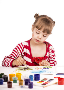 小女孩绘制油漆