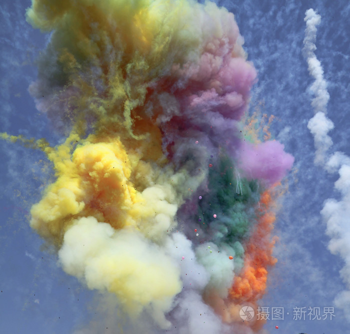 彩虹烟晴朗的天空