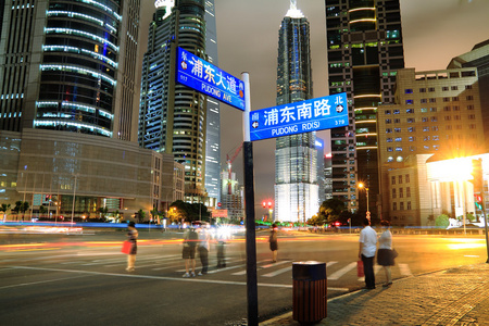 路标的夜景上海市图片