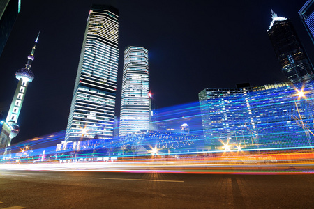 上海地标建筑背景车夜彩虹雷