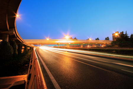 城市环公路长时间曝光的照片光夜景