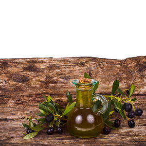 橄榄树枝的小玻璃瓶橄榄油