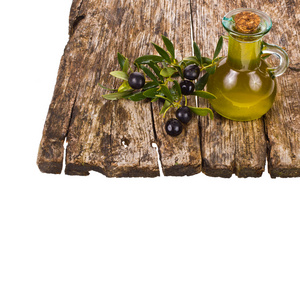 橄榄树枝的小玻璃瓶橄榄油